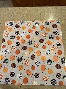 Cynthia Rowley Set of 6 Cloth Dinner Napkins Pumpkins On Light Gray Background - Picture 1 of 8