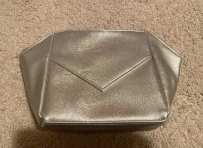 La Prairie 银色化妆品化妆拉链手拿包 旅行袋 全新 — 第 1/4 张图片