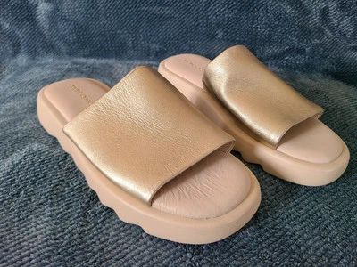 ¡¡NUEVO!! Sandalias André Assous para mujer Jessa doradas deslizables zapatos 7 medianas. Foto 1 de 4