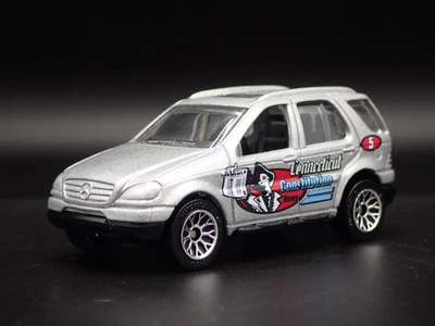 1998-2005 Mercedes-Benz ML 430 Connecticut 1:64 Diorama Scala Modellino Auto - Immagine 1 di 4