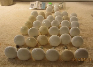 Vintage weiß Porzellan Keramik Schrankgriffe Schubladenknöpfe Menge 40 + 27 Schrauben! - Bild 1 von 7