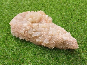 Piedra preciosa tallada en calcita diente de perro forma libre en lecho de fluorita 5,6 kg (A5) - Imagen 1 de 5