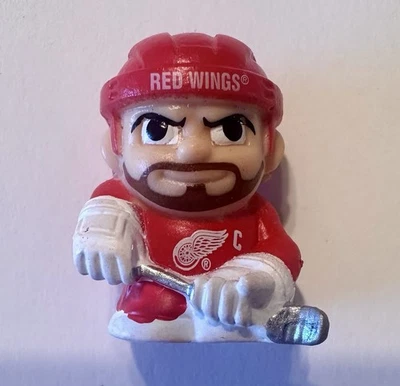 2025-26 NHL Teenymates Edición de Adviento Coleccionable Dylan Larkin Detroit Red Wings Foto 1 de 2