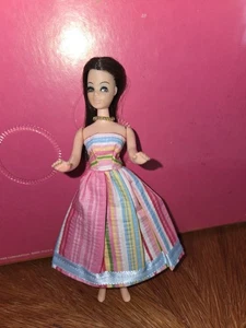 Custom Topper Dawn Puppenoutfit #64. Gestreiftes Kleid mit Halskette  - Bild 1 von 6
