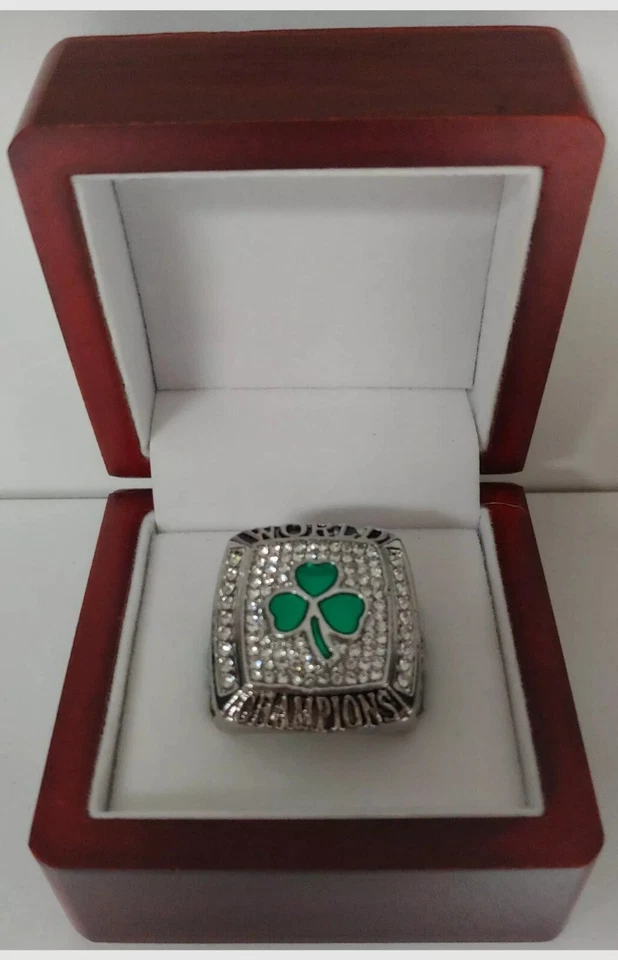 Kevin Garnett - Anillo Campeonato Boston Celtics 2008 con caja de exhibición de madera Foto 1 de 4