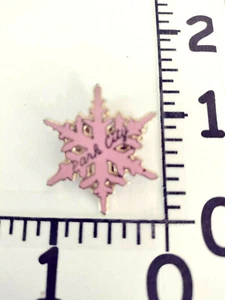 Pin PARK CITY Pink Snowflake Safety Pin - Picture 1 of 2