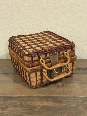 Cesta de picnic vintage de mimbre ratán tejida roja blanca a cuadros forrada asas defecto Foto 1 de 4