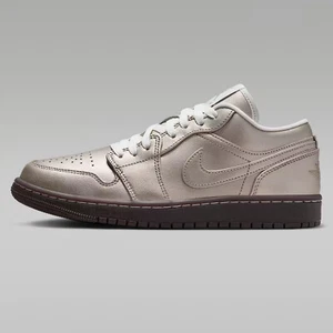 $130 NIKE JORDAN AIR JORDAN 1 LOW SE ZINCO METALLIZZATO TAGLIA 8 HQ3529 099 NUOVA - Foto 1 di 6