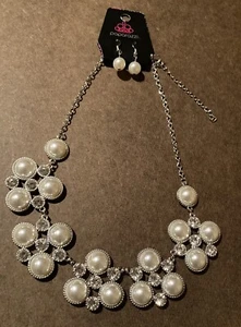 Pearls W/Rhinestones Necklace Set NWT 5 Clusters W/Pearl On Each End Paparazzi - Bild 1 von 5