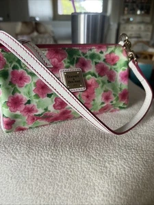 Bolso de Mano Pequeño Dooney & Bourke Rosa Petunia Floral Recubierto de Flores - Imagen 1 de 18