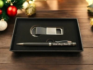 Personalisierter Stift Schlüsselanhänger Set, schwarzer Lederschlüsselanhänger, Weihnachten Büro Geschenk - Bild 1 von 7