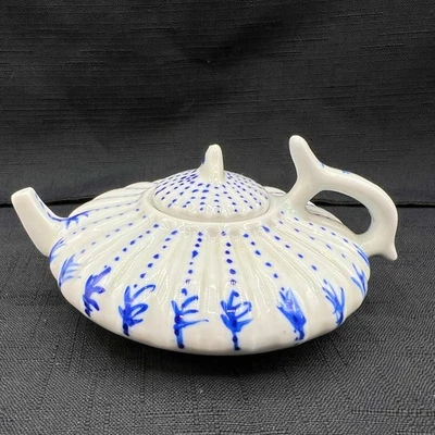 Tetera Plana Pequeña Bombay Patrón Flor Loto Blanco y Azul Origen Chino Foto 1 de 4