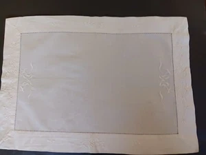 Vintage white cotton rectangular shaped embroidered cloth. - Imagen 1 de 4