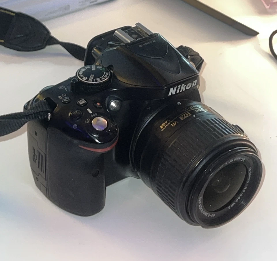 Nikon D5200 DSLR + AF-S DX 18-55mm & 55-200mm Objektive + Zubehörpaket  - Bild 1 von 4
