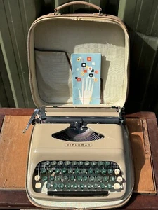VINTAGE ANTIKE ALTE SCHREIBMASCHINE BRAUN DIPLOMAT IM LEDERETUI FUNKTIONIERT - Bild 1 von 5