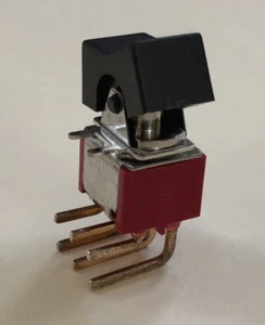 NEW E-Switch 300DP1J1BLKM7QE DPDT 5A Rocker Switch 90-Degree Board Mounted - Picture 1 of 5