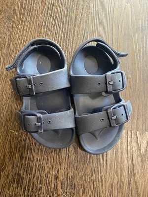 Sandalias azul marino para niños talla 6 niño pequeño  Foto 1 de 3