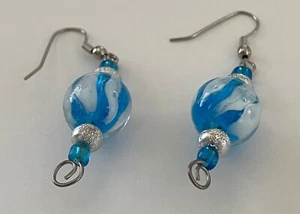 Pendientes colgantes redondos de plástico azul y blanco estilo perforado 16 mm - Imagen 1 de 5