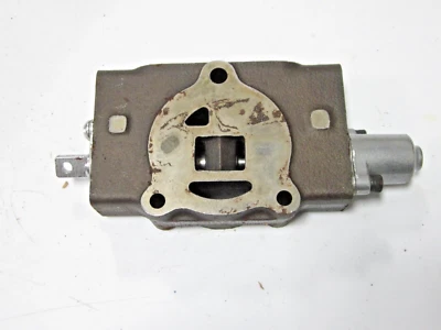 Клапан погрузчика Ford New Holland 85808402 для моделей BHL 555E 575E 65E LB110 LB90 - Изображение 1 из 3