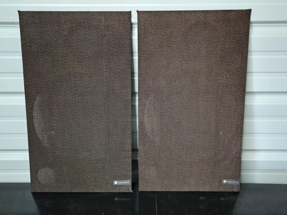Parrillas/pantallas para altavoces Criterion VI con insignias  Foto 1 de 4