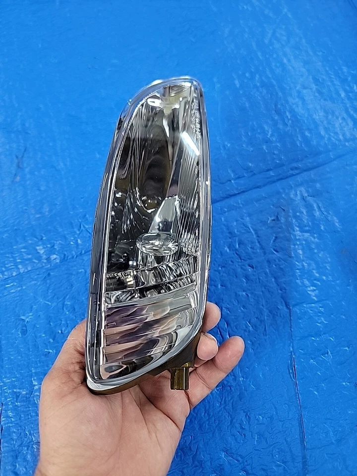 04-08 FARO ANTINIEBLA PASAJERO DERECHO TYC 19-5661-00 PARA LEXUS RX-330-350 81210-0E010. Foto 1 de 4