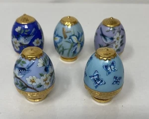 Juego de 5 huevos de cerámica pintados mariposas pájaros florales Franklin Mint - Imagen 1 de 5