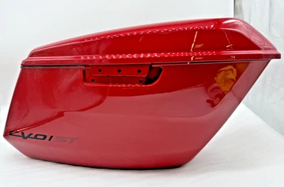 Красная седельная сумка и крышка Harley-Davidson от оригинального производителя 2025 FLTRXSTSE CVO Road Glide Rally - Изображение 1 из 4