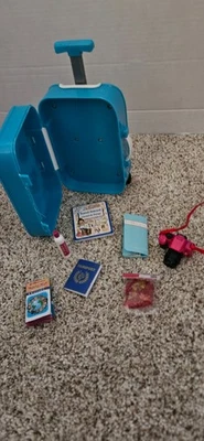"Maleta de viaje enrollable para muñecas de 18"" nuestra generación/verde azulado y blanco + mezcla de accesorios" Foto 1 de 4