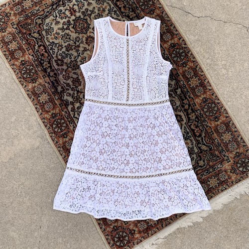 Mini abito Michael Kors collo alto senza maniche in pizzo bianco con rivetti oro taglia 8