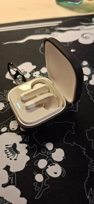 Auricolari Xiaomi Redmi Buds 6 Active bianco e custodia protetiva nera - Immagine 1 di 3