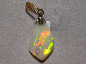2.7 ct.   Opal Pendant , solid 14 k Yellow Gold -   Coober Pedy shell opal - Picture 1 of 12