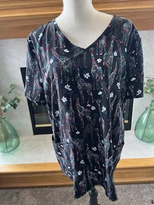ScrubStar XL Black Giraffe Themed Short Slvs Scrub Top Poly 3 Pockets - Picture 1 of 9