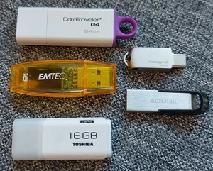 Selection of USB 2.0 and USB 3.0 thumb drives - Imagen 1 de 7