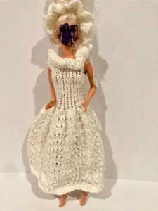Barbie vintage anni 70 abito e copricapo in maglia bianca all'uncinetto - Foto 1 di 5