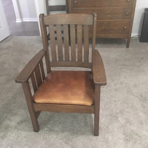 ANTIQUE CRAFTSMAN ARTS & CRAFTS “HARDEN” TIGER OAK SLATTED ARM CHAIR, 1920s - Picture 1 of 12