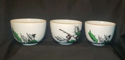 Cuencos retro para bocadillos de Navidad West Elm ~ acebo y bayas ~ juego de 3 Foto 1 de 4