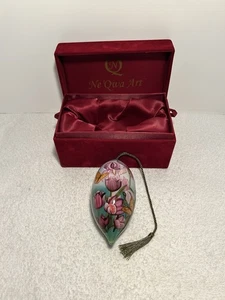 Ornamento da appendere dipinto a mano Ne Qwa Art firmato Tom legno farfalle/fiori - Foto 1 di 24