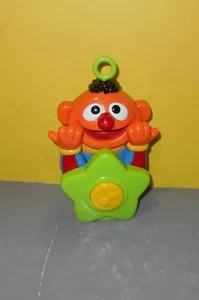 Tyco 1996 Baby Sesame Street Ernie Musical Melody Pal Cuna Juguete - Imagen 1 de 1