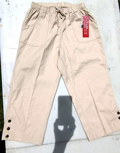 Pantalones Capri Rebecca Malone Caqui - Color Piedra - Mujer - Talla Pequeña-3 Botones en la Pierna - Imagen 1 de 4