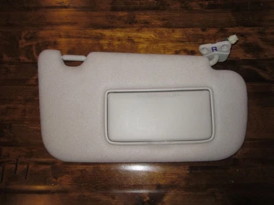 18-21 NISSAN LEAF EV OEM PASAJERO LADO DERECHO GRIS PARASOL PARASOL CON ESPEJO RETROVISOR Foto 1 de 3