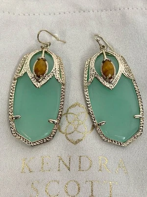 Brincos KENDRA SCOTT calcedônia Darby Drop tom dourado - Imagem 1 de 4