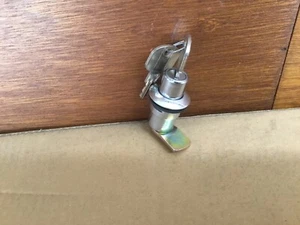 peugeot 305 505 sedan saloon rear hood boot lid lock barrel and keys 863025 - Picture 1 of 4