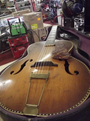 Guitarra y estuche acústicos Harmony Nick Lucas de colección de 1930 con cuerpo hueco Foto 1 de 4