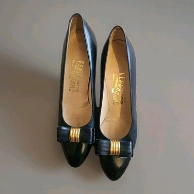 Salvatore Ferragamo Mujer Tacones de Cuero Azul Marino Dorado Acentos Talla 6.5 Foto 1 de 4