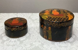 Antike runde persische Qajar Lack Schatulle islamische Kalligraphie königliche Szene 2er Set - Bild 1 von 14