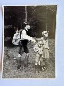 orig. Foto Familie Wandern Tracht um 1940 Gipsarm Vater - Bild 1 von 2
