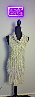 Vestido Charlotte Russe talla mediana gris punto escote drapeado sin mangas Foto 1 de 4