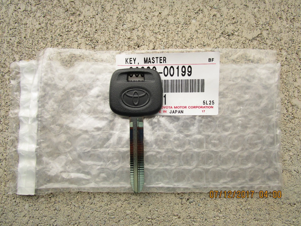 03 - 05 TOYOTA RAV4 BASE MASTER UNCUT KEY BLANK BRAND NEW - Image 1 of 1