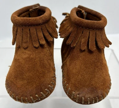 Minnetonka Mocasines con Flecos Bebé Infante Talla 2 Cierre de Gancho y Lazo Cuero #34 Foto 1 de 4