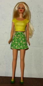 Muñeca Barbie Mattel años 90 con traje amarillo y verde - Imagen 1 de 9